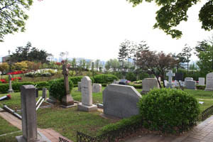 Tombstone of Clarence Ridgley Greathouse in the Foreigner's Cemetry Park.